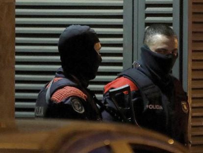 Agentes del Grupo Especial de Intervenci&oacute;n de los Mossos d&#039;Esquadra, durante el registro a una vivienda.