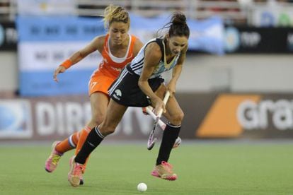 Luciana Aymar conduce la pelota ante la holandesa Maartje Paumen 