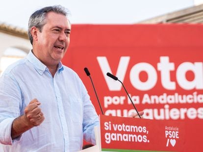 El secretario general del PSOE-A y candidato a la presidencia de la Junta, Juan Espadas, en un mitin en Vélez-Málaga, este miércoles.