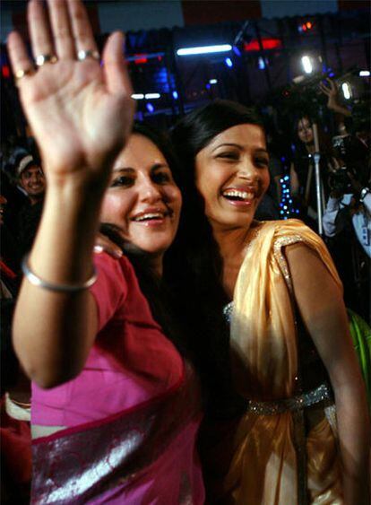 La codirectora Loveleen Tandan (izquierda) y la actriz Freida Pinto.