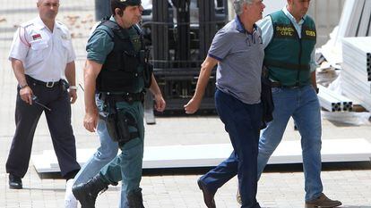 Villar, conducido por agentes de la Guardia Civil, durante el registro de la Federaci&oacute;n el pasado julio. 