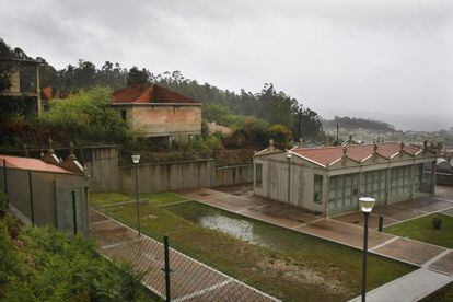 Chal&eacute;s de Dorr&oacute;n, al fondo, pegados al cementerio.