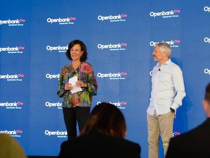 Ana Botín, presidenta de Banco Santander, y Ezequiel Szafir, consejero delegado de Openbank, ayer en Berlín. 