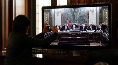 Un monitor de la sala de prensa durante la vista por las cuestiones previas del caso del 'procés' que ha comenzado este martes.