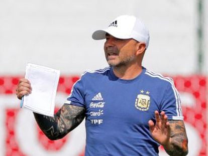 El entrenador de la selección argentina es el foco de atención en una semana de furia en la concentración de la Albiceleste, donde nadie tiene claro quién manda
