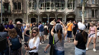 Turistas frente a la Casa Batlló de Barcelona, en el paseo de Gràcia, el miércoles.