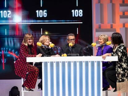 Gemma Niegra, Pepa Fernandez, Andreu Buenafuente, Julia Otero y Angels Barcelo durante la gala de aniversario de los 100 años de Cadena Ser Radio, celebrada este miércoles en el MNAC, en Barcelona.