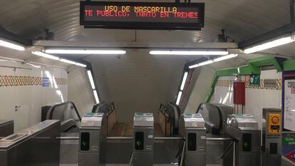 Una pantalla recuerda el uso obligatorio de la mascarilla en el Metro de Madrid.