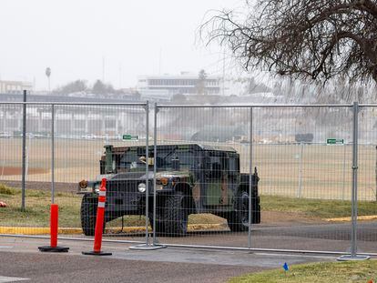 Un vehículo de la Guardia Nacional de Texas se estaciona detrás del enrrejado en Eagle Pass, Texas, el 14 de enero 2024.