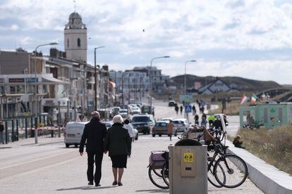 Varias personas caminaban en Katwijk, en Países Bajos, el 1 de abril de 2020. 