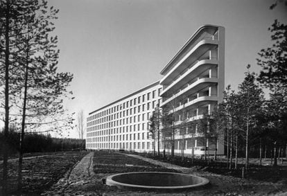 En el sanatorio para tuberculosos de Alvar Aalto en Paimio (Suecia), proyectado en 1929, las uniones entre los muros y el suelo son redondeadas para evitar la acumulación del polvo, considerado letal para los enfermos.