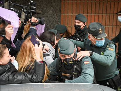 Agentes de la Guardia Civil paralizan a un grupo de personas se concentran frente al Juzgado número 4 de Sueca (Valencia) contra el hombre detenido por matar a su hijo en Sueca.