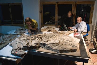 Francisco Escaso, Francisco Ortega y José Luis Sanz (de izquierda a derecha) estudian el fósil del concavenator <i>Pepito</i>.