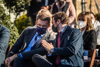 El presidente de Galicia, Alberto Núñez Feijóo, conversa con el presidente del PP, Pablo Casado, en un acto del PP en A Coruña, el viernes. Óscar Corral
17/12/21