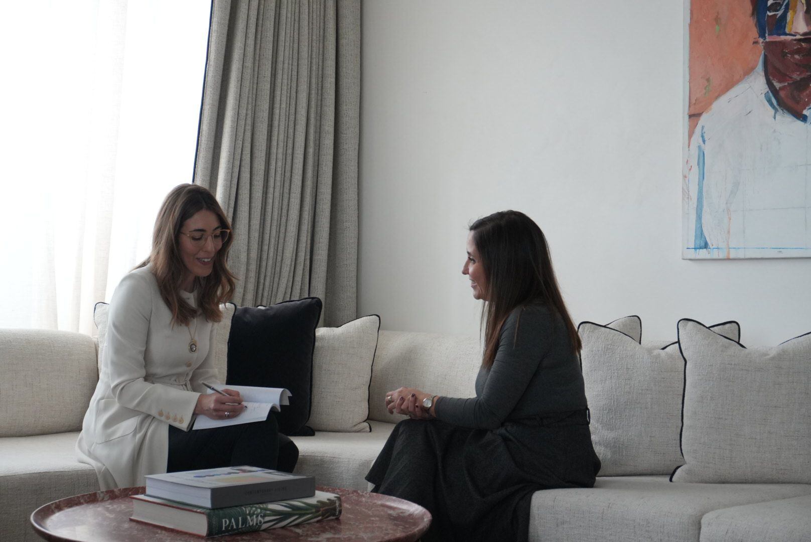 Sara Benavente y su clienta Alexandra durante la entrevista que forma parte del primer paso del proceso de creación de joyas autobiográficas, en el Hotel Thompson de Madrid, que ha cedido la imagen.