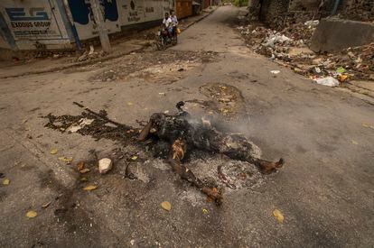 Un cuerpo quemado en una calle del barrio de Pacot minutos después de haber sido asesinado por los miembros del movimiento de vigilancia vecinal Bwa Kale.