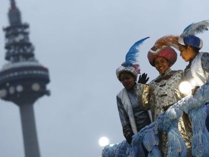 Cabalgata de los Reyes Magos de 2016 en Madrid, con una mujer (centro) representando a Baltasar y sus pajes.