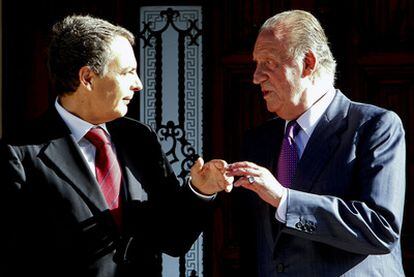 José Luis Rodríguez Zapatero y el Rey, durante su encuentro de ayer en el palacio de Marivent.