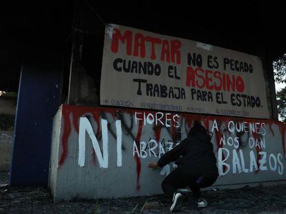 Un grupo de jóvenes pinta el frente de un Comando de Acción Inmediata (CAI) de la Policía colombiana en calles del barrio Verbenal como protesta por la muerte de manifestantes en Bogotá (Colombia) el martes 15 de septiembre. Las protestas callejeras en Bogotá y otras ciudades de Colombia contra la brutalidad policial que causó la muerte del abogado Javier Ordóñez durante su arresto costaron la vida a diez personas en una noche de vandalismo y furia que tiene como principales sospechosos a los propios uniformados. 