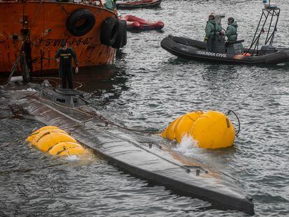 Efectivos de la Guardia Civil y Aduanas refllotan el 'narcosubmarino' utilizado para transportar droga, incautado en Cangas do Morrazo, en la ría de Pontrevedra, en noviembre de 2019.