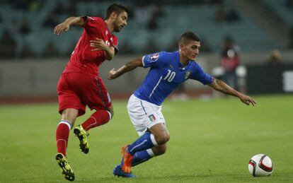 Verratti se marcha de un rival en un Azerbay&aacute;n-Italia.