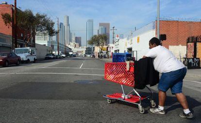 Una mujer sin techo camina por las calles del centro de Los Ángeles