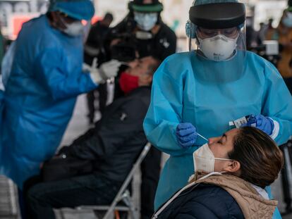 Una persona se realiza una prueba de coronavirus en la delegación Iztapalapa en Ciudad de México.