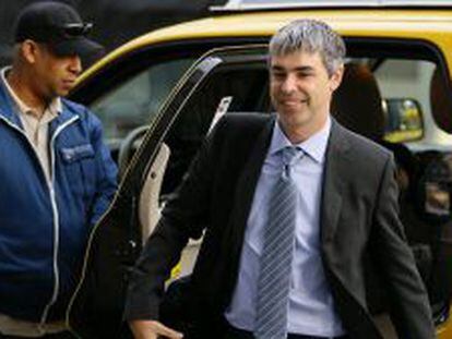 Page llega en taxi al juzgado de San Francisco.