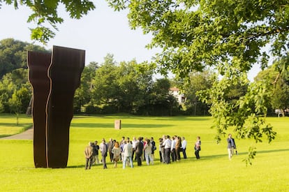 La escultura 'Buscando la luz I' (1997) en el museo Chillida Leku de Hernani (Gipuzkoa).