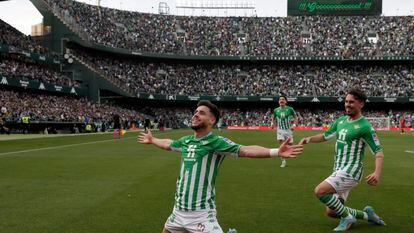 Álex Moreno celebra su gol, el cuarto del Betis ante Osasuna.
