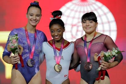 Alexa Moreno junto a Simone Biles y la canadiense Shallon Olsen, en el Mundial de Gimnasia de 2018.