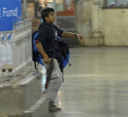 El paquistaní Mohamed Ajmal Amir, alias 'Kasab', camina el día del atentado en una estación de tren.