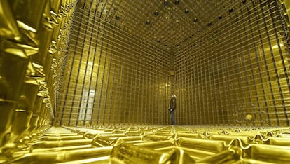 Interior de un prototipo en miniatura (protoDUNE) para un detector de neutrinos propuesto.