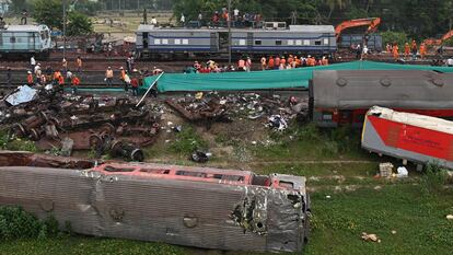Personal ferroviario durante las tareas para restaurar el tráfico tras el accidente cerca de Balasore, este domingo.