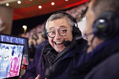 <b>El equipo eterno.</b> 18 de febrero. Wanda Metropolitano. Atlético de Madrid-Liverpool de Champions. El comentarista y exjugador Michael Robinson, fallecido el 28 de abril víctima de un cáncer, junto a su inseparable compañero durante 25 años, Carlos Martínez.