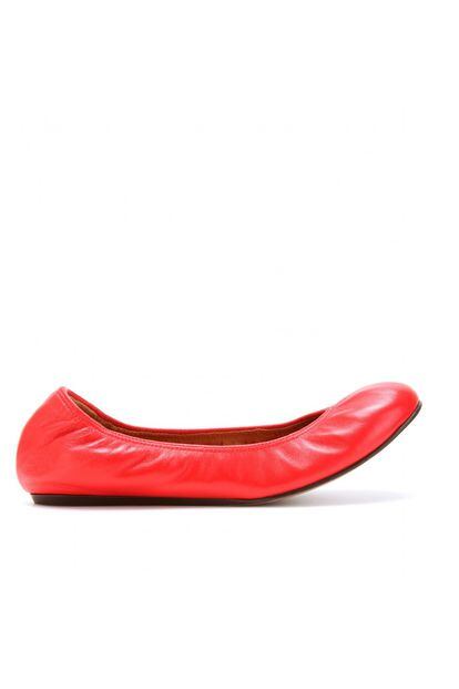 Si eres de las de zapato plano para diario, opta por una bailarina. Este modelo es de Lanvin (320 euros).