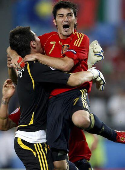 David Villa y el guardameta Iker Casillas celebran la victoria ante Italia