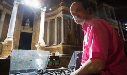 Matthew Herbert, durante el ensayo general de 'Bacantes', el miércoles en el teatro romano de Mérida.