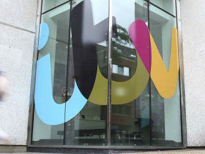 Logotipo de ITV en el exterior de los estudios de la cadena. 