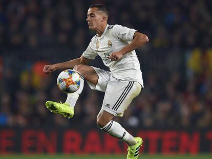 Lucas hace un control en el Camp Nou.