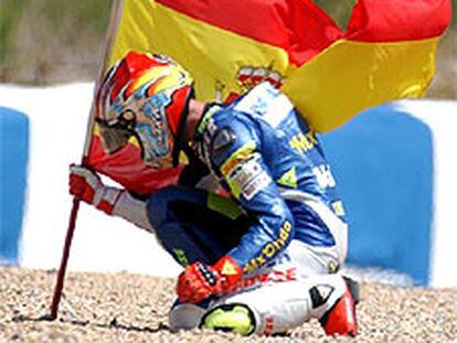 Pablo Nieto sujeta la bandera española tras su victoria en el circuito de Estoril.