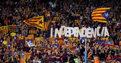 Aficionados del Barcelona, con 'estelades'