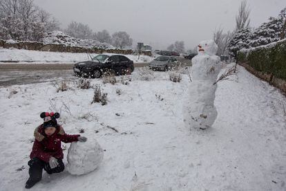 La Comunidad de Madrid ha decretado el nivel 1 del Plan de Inclemencias Invernales debido a esta previsión y al hecho de que estas nevadas puedan llegar hasta los 10 centímetros de espesor. En la imagen, una niña juega con la nieve en Navacerrada.