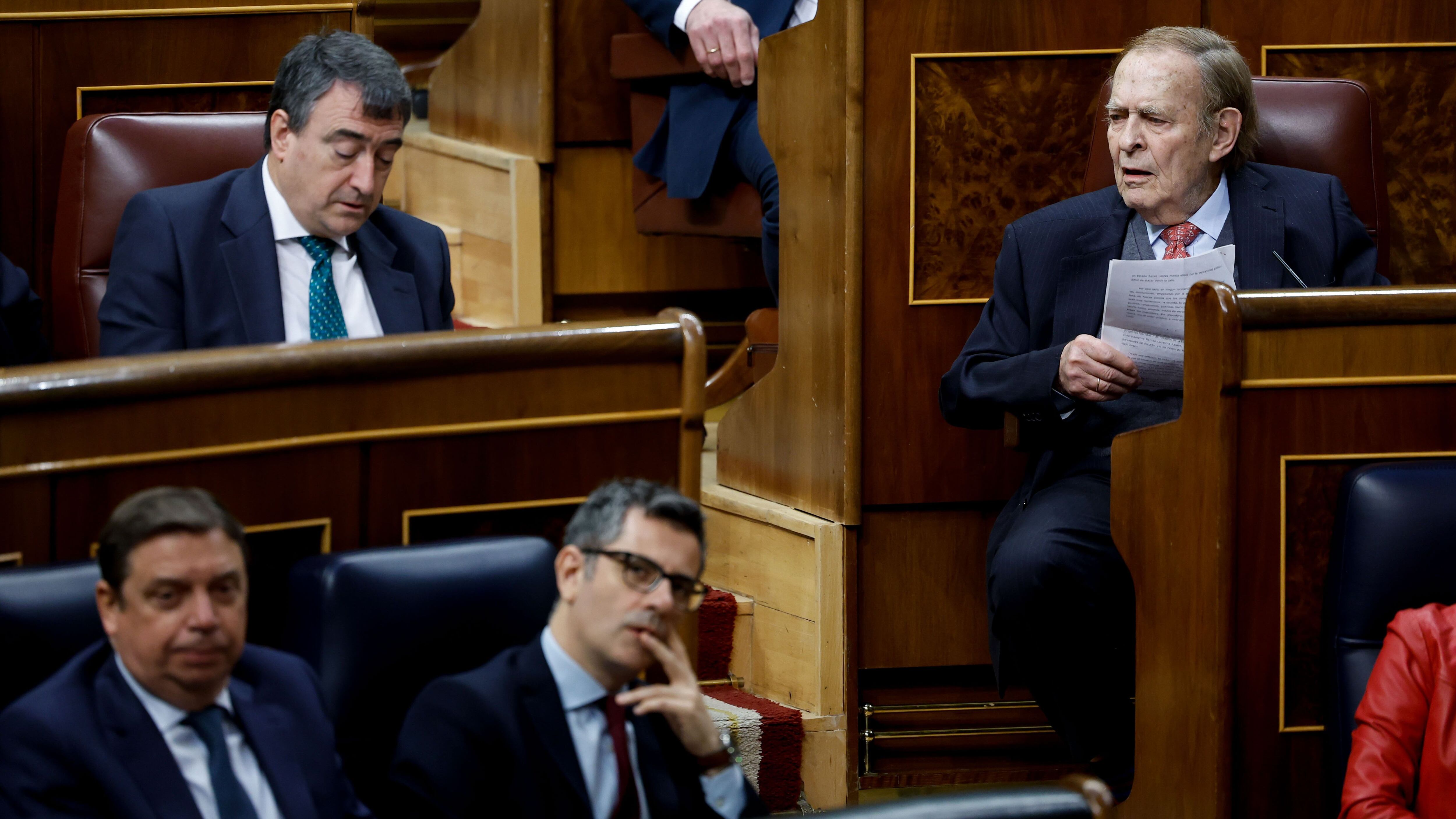 El profesor Ramón Tamames (izquierda), observa al portavoz del PNV, Aitor Esteban, durante la última de la moción de censura en la que Vox propuso Tamames como candidato.