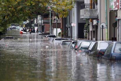 Vista de una calle de Buenos Aires tras las intensas lluvias caídas en la capital argentina. El número de fallecidos por el temporal es de cinco personas.
