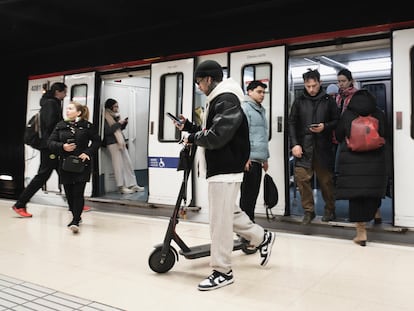 Un pasajero del metro de Barcelona, antes de la prohibición de los patinetes eléctricos, a finales de enero.