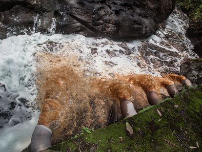 Las tuberías de la planta de tratamiento de aguas descargan  700 litros por segundo en el río Blanco (Veracruz).