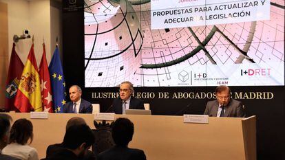 De izquierda a derecha: Jesús María Sánchez, decano del ICAB; José María Alonso, decano en funciones del ICAM; y Javier Orduña, catedrático de Derecho Civil de la Universidad de Valencia 
