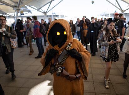 Un seguidor de 'Star Wars' vestido como Jawa llega al centro de convenciones de Londres donde se celebra el encuentro dedicado a la saga de ficción.