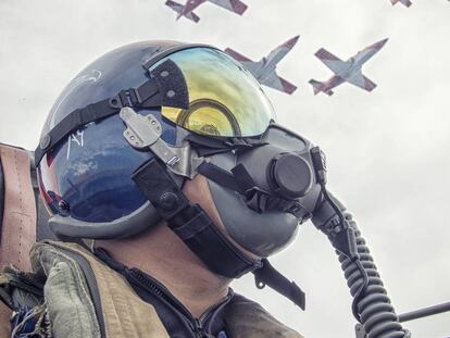 Un piloto militar en un avi&oacute;n C101.